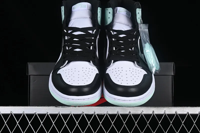 All categories Air Jordan Jordan series basketball shoes Air Jordan 1 High Air Jordan 1 Retro High OG "Lgloo" AJ1 Joe 1 mint green high-top basketball shoes 861428-100